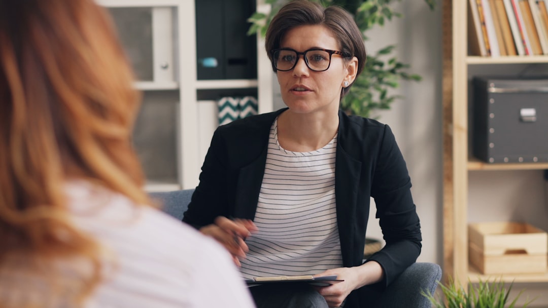 Dos personas conversando durante una sesión de terapia