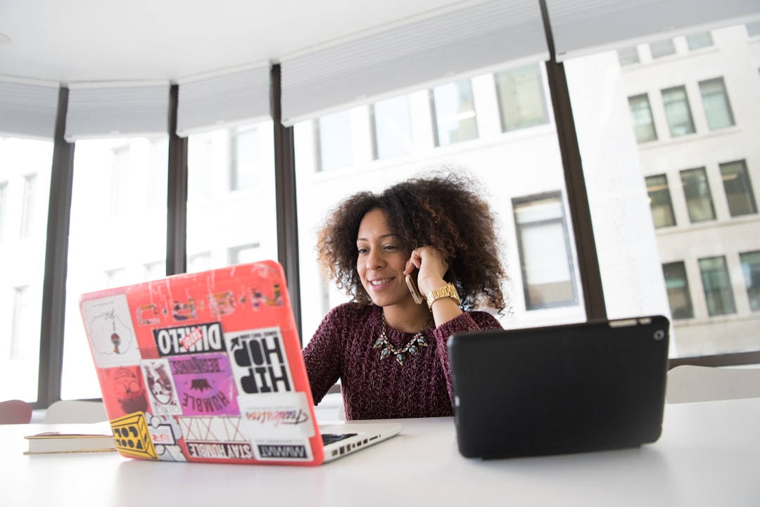 Mujer participando en una sesión de terapia online desde su computadora